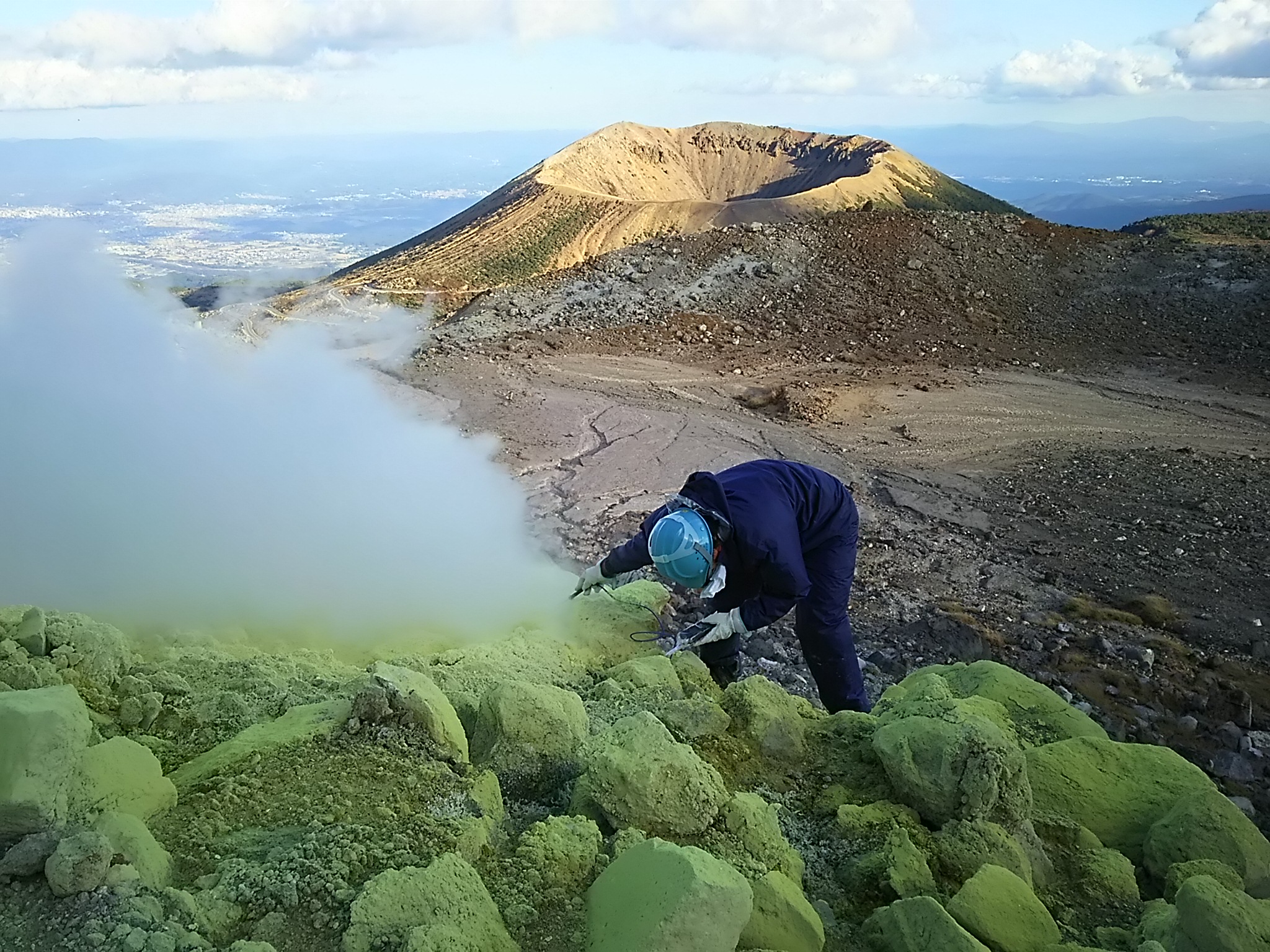 吾妻山での火山ガスの採取（副課題2）の様子